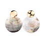 Labio negro cuelga los pendientes shell, con hallazgos de pendientes de latón y cajas de joyas de cartón, plano y redondo