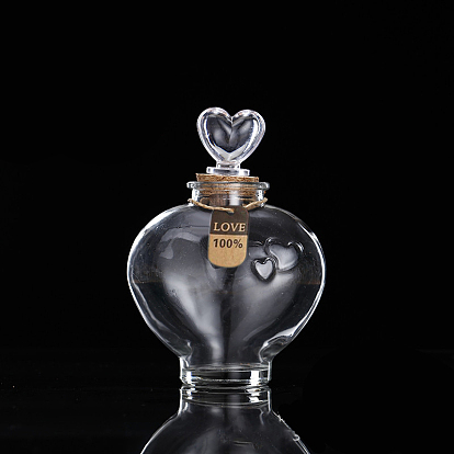 Bouteille en verre, souhaitant bouteille, avec des étiquettes-cadeaux de style aléatoire et un bouchon en liège, cœur