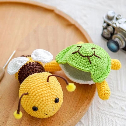 Kit de crochet de décoration de poupée d'affichage d'abeille et de tortue bricolage, y compris le fil de coton, outils de tricot