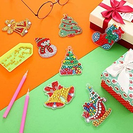 Kits de llaveros con pintura de diamante diy de formas mixtas con tema navideño, incluyendo tableros acrílicos, cierres de llavero, cadenas de bolas, diamantes de imitación de resina, bolígrafos adhesivos de diamantes, platos de bandeja y arcilla adhesiva