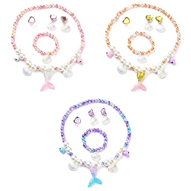 Ensemble de bijoux en perles de plastique et de résine pour enfants, y compris des colliers à pendentif coquillage et queue de sirène et des bracelets à breloques, bagues coeur et boucle d'oreille clip