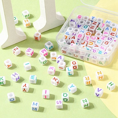 100pcs perles acryliques, trou horizontal, cube avec lettre de couleur mixte