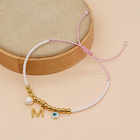Минималистичный женский браслет с жемчугом синего и белого цвета с буквой М и буквой М