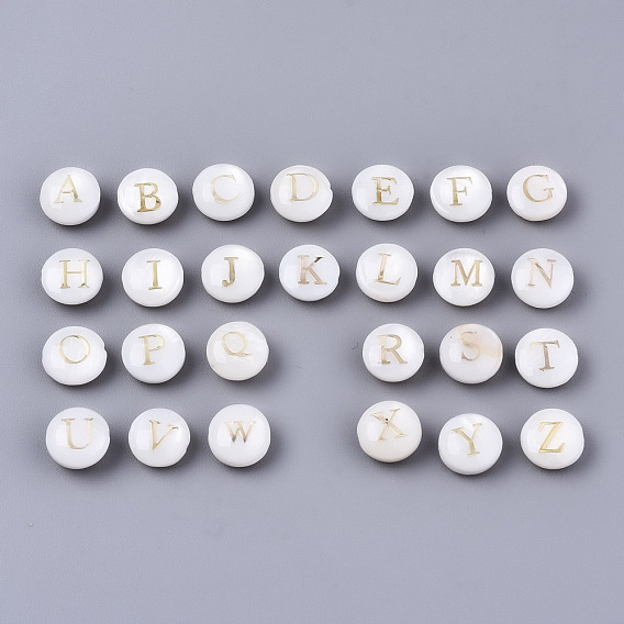 Perles de coquillages naturels d'eau douce, avec ornements en métal gravé en laiton doré, plat rond avec la lettre, alphabet, couleur de coquillage
