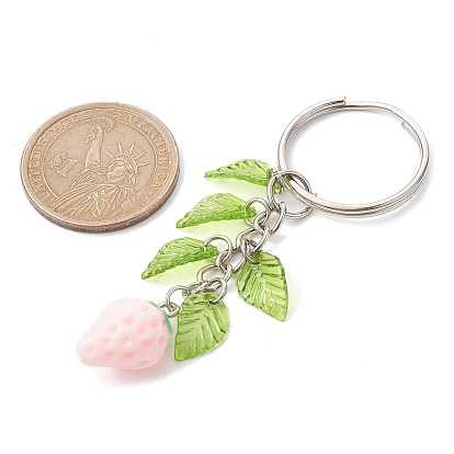 Porte-clés pendentif fraise en résine, avec breloque feuille en acrylique et anneau porte-clés en fer