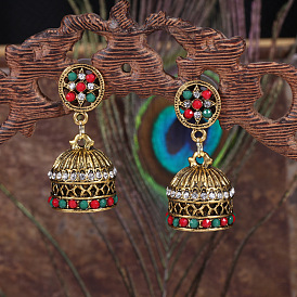 Boucles d'oreilles colorées en alliage de style ethnique bohème avec strass et design creux pour les vacances ou les fêtes.