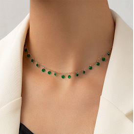 Collier pendentif vert irrégulier de style français vintage avec fermoir de verrouillage de l'année