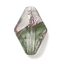 Des billes de verre transparentes, pierres précieuses d'imitation, losange