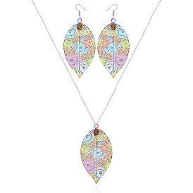 Boucles d'oreilles et collier en métal à feuilles colorées avec motif imprimé