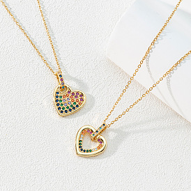 Collier CZ coloré en forme de cœur pour femme avec sens du design et diamants étincelants