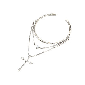 Collier croix en diamant en couches avec un design à la mode et un pendentif coeur luxueux pour les femmes