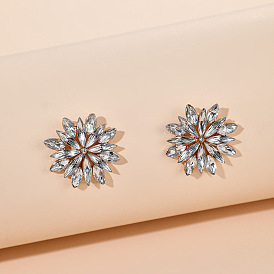 Boucles d'oreilles géométriques et florales étincelantes avec des accents de faux diamants éblouissants