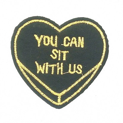 Tela de bordado computarizada para planchar / coser parches, accesorios de vestuario, corazón con palabra te puedes sentar con nosotros