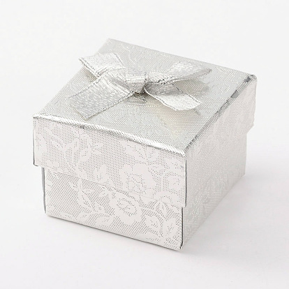 Saint Valentin présente des paquets boîtes à bagues en carton carrés, avec bowknot extérieur et intérieur éponge