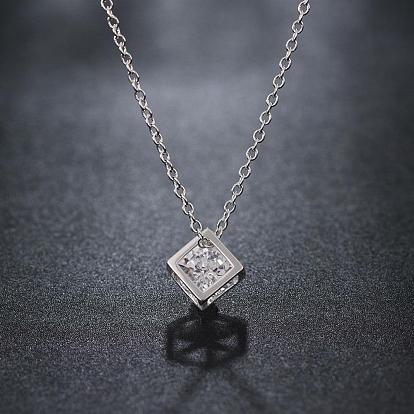 Collier avec pendentif cube en zircon cubique en laiton plaqué argent, avec des chaînes câblées