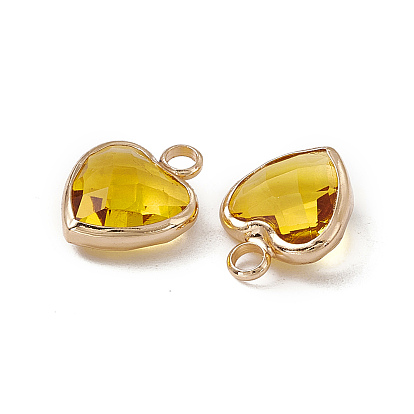 Encantos de cristal de corazón k, facetados, con borde de latón en tono dorado claro