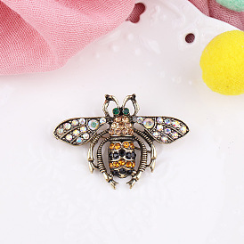 Chic Minimalist Bee Brooch with Sparkling Rhinestones - Versatile Insect Pin for Fashionable Outfits
