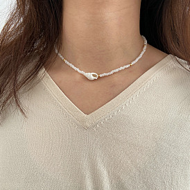 Collier de perles de riz colorées de style bohème - chaîne de collier de coquille de perles de riz blanches créatives.