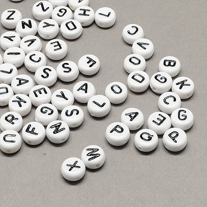 Perles de lettres à trous horizontaux acryliques blanches et noires, plat rond avec la lettre, 7x4mm, Trou: 1.3mm, environ3600 pcs / 500 g