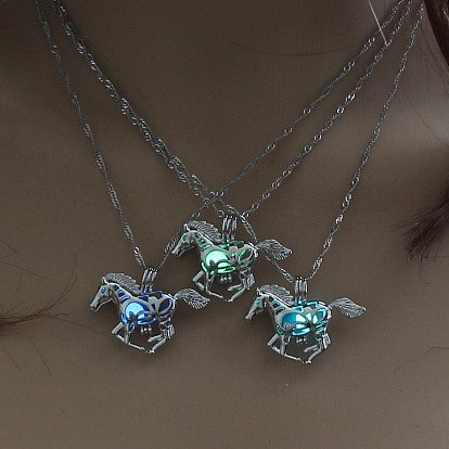 Collier pendentif cage à cheval en alliage avec pierre lumineuse synthétique, bijoux phosphorescents pour femmes