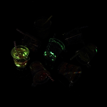 Pendentifs lumineux en résine translucide, avec de l'argile polymère, une feuille d'or, lueur dans le charme de tasse de boisson de bonbons d'ours sombre