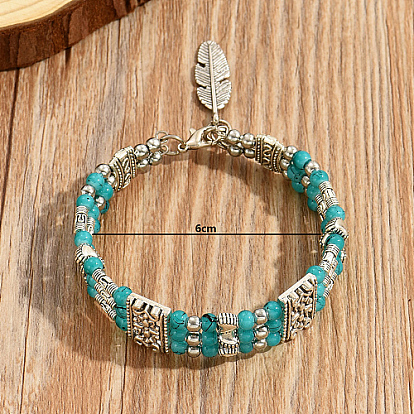 Bracelet multi-brins triple couche de perles synthétiques turquoise, avec breloques plumes en alliage de zinc