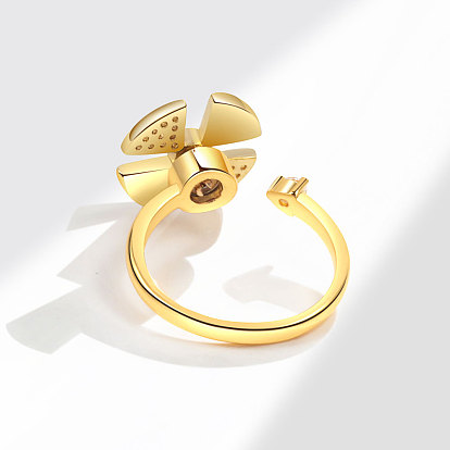 Latón de apertura ajustable con anillo esmaltado, anillo giratorio de circonita cúbica, trébol
