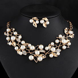 Sparkling Metal Pearl Leaf Necklace Set for Fashionable and Unique Look