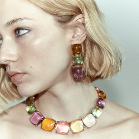 Collier et boucles d'oreilles en résine géométrique dans des couleurs transparentes - à la mode, luxueux, bijoux tendance pour femme