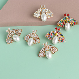 Boucles d'oreilles à tige en perles audacieuses et uniques avec un motif d'insecte pour un look avant-gardiste