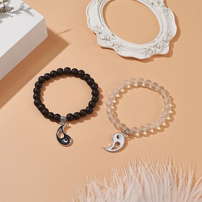 2 pcs 2 bracelets extensibles en perles rondes en verre de couleur, alliage assorti émail yin yang charmes couple bracelets pour les meilleurs amis amoureux