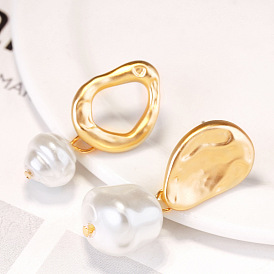 Boucles d'oreilles en alliage de zinc avec pendentif en fausse perle - élégantes, polyvalent, à la mode.