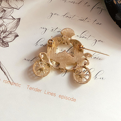 Broche de carro de calabaza de diamantes de imitación, insignia de aleación dorada para ropa de mochila