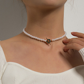 Chic and Minimalist Pearl Collarbone Necklace with Floral OT Clasp - Fashionable Statement Piece