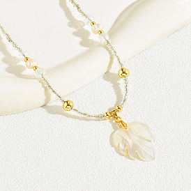 Collier pendentif feuille d'érable en coquille naturelle avec chaînes de perles de verre