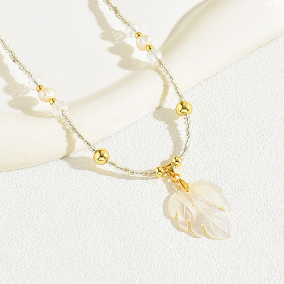 Ожерелье с подвеской в виде кленового листа из натуральной ракушки и цепочками из стеклянных бусин