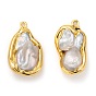 Pendentifs en perles baroques naturelles, avec les accessoires en laiton dorés, nuggets