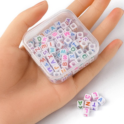 100pcs perles acryliques, trou horizontal, cube avec lettre de couleur mixte