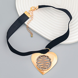 Collier pendentif élégant en alliage en forme de coeur pour femme - accessoire de mode printanière