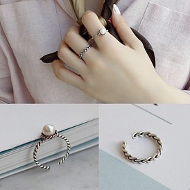 Anillo trenzado de plata vintage con incrustaciones de perlas y diseño abierto para accesorios de moda femenina.