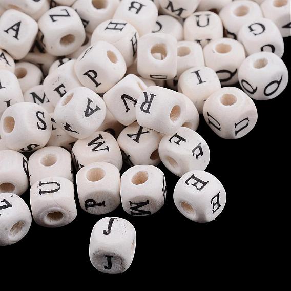 Des perles en bois naturel, trou horizontal, cube avec la lettre, blanc crème