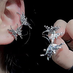 Silberne Schmetterlingsohrringe – minimalistisches Metall, cooler Ton, Flügel-inspiriert.
