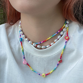 Collier de perles arc-en-ciel bohème serti d'accessoires de visage souriant aux fruits en argile douce multicouches