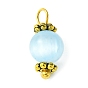 Charmes ronds teints en sélénite naturelle, avec des perles intercalaires en forme de marguerite en alliage doré antique et des boucles en acier inoxydable