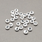 Perles de lettres à trous horizontaux acryliques blanches et noires, plat rond avec la lettre, 7x4mm, Trou: 1.3mm, environ3600 pcs / 500 g