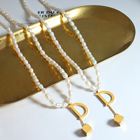 Pendentif bloc géométrique avec pompon et perle d'eau douce sur collier de clavicule en acier titane pour femme