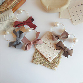 Minimalist Design Velvet Pearl Hairband with Bow - Elegant and Chic Hair Accessory.