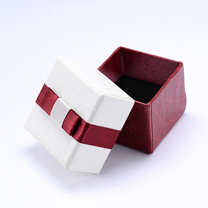 Cajas rectangulares de anillo de cartón con terciopelo negro en el interior y lazo