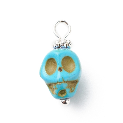 Pendentifs turquoise synthétiques, avec les accessoires en laiton de tonalité argent, charme de crâne d'halloween, teint