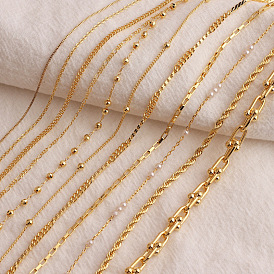 Collier à lèvres minimaliste plaqué or avec perles étoiles et chaîne en forme de U.